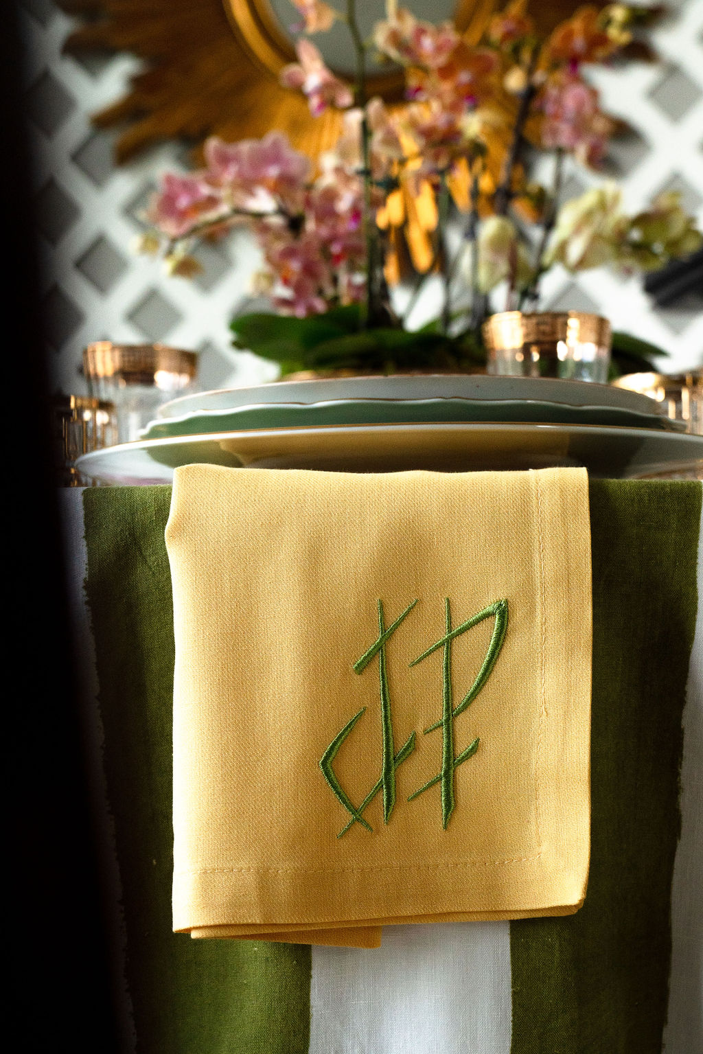 green and white chinoiserie tablescape