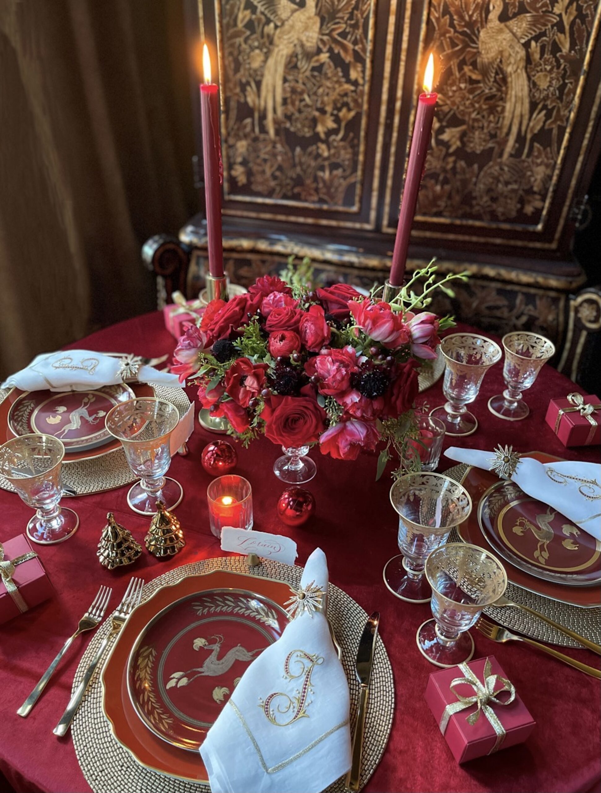 Red and Gold Themed Christmas Table Setting Idea | Ivory & Noire