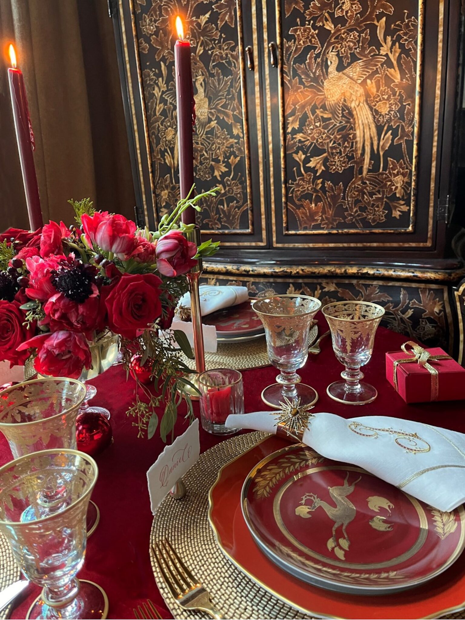Red and Gold Themed Christmas Table Setting Idea Ivory & Noire