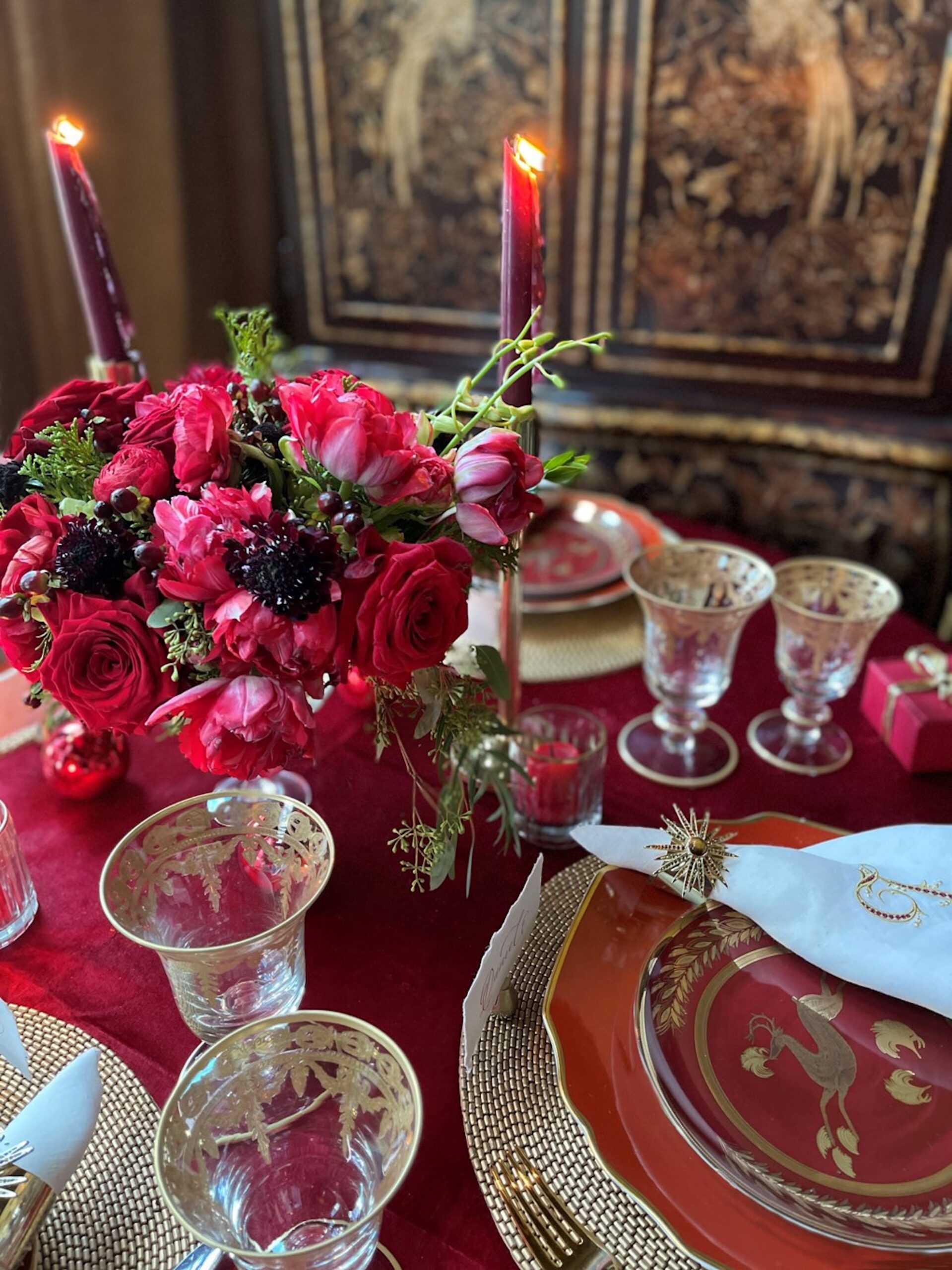 gys Dykker Repressalier Red and Gold Themed Christmas Table Setting Idea | Ivory & Noire