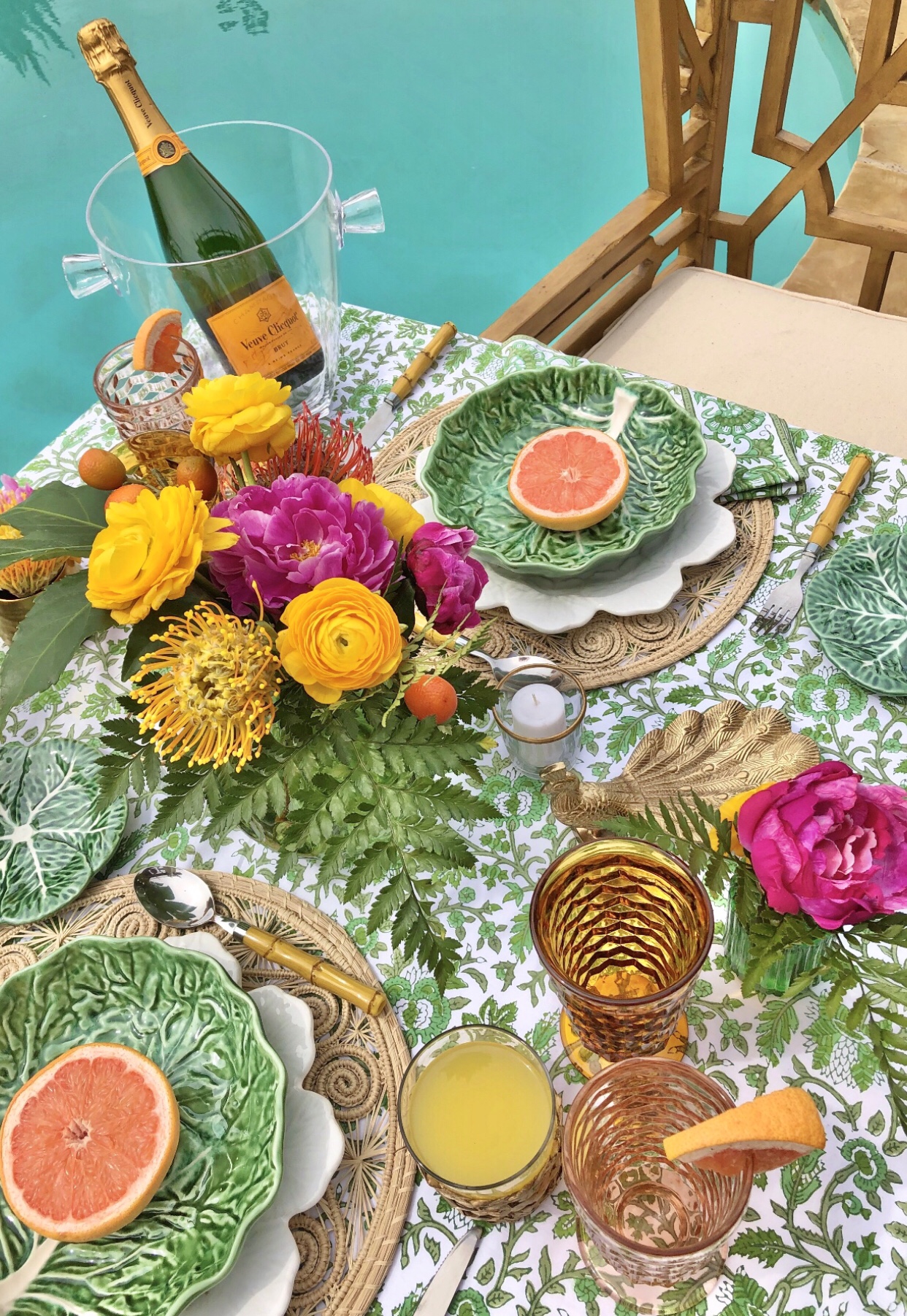 colorful tropical table setting idea