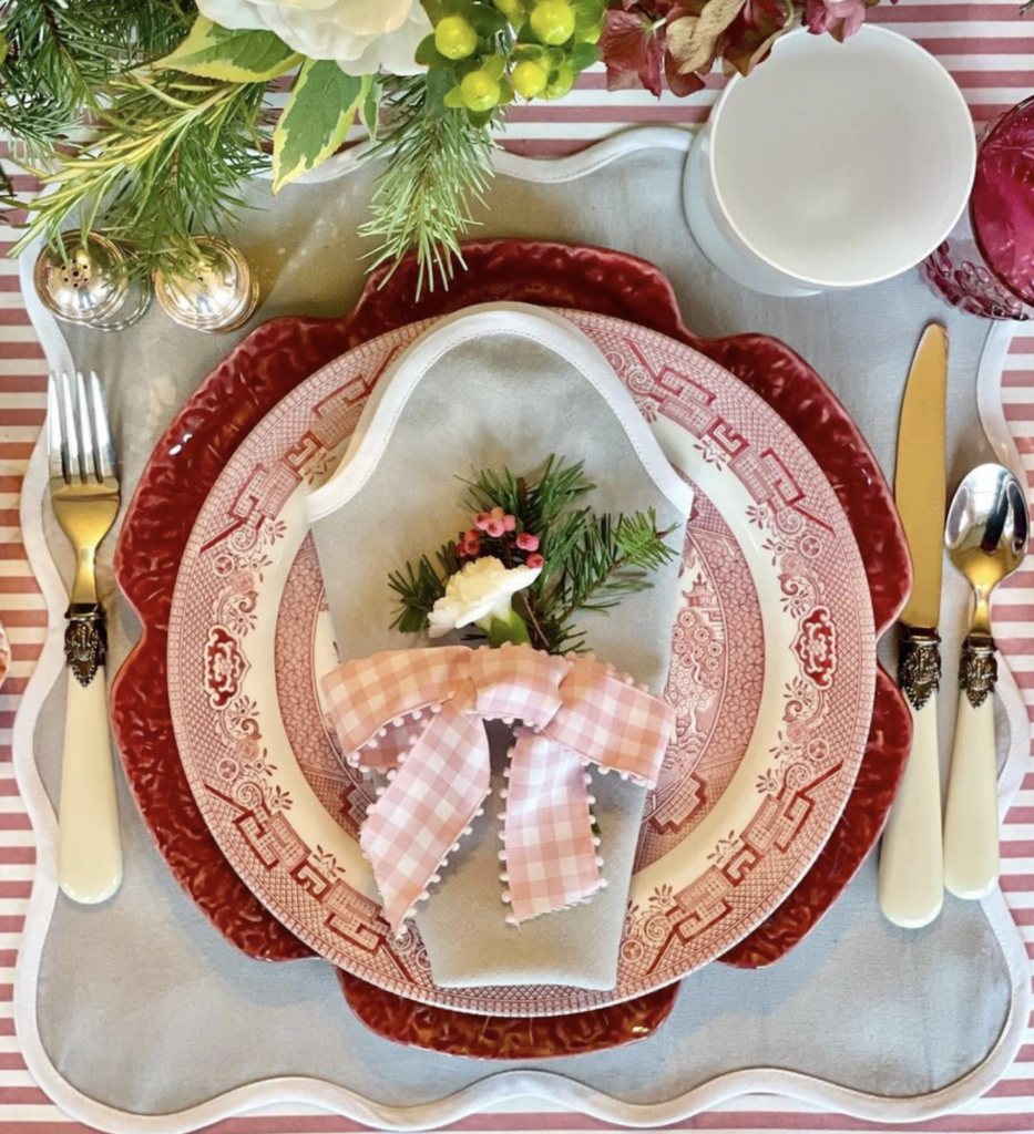 red and pink christmas table setting