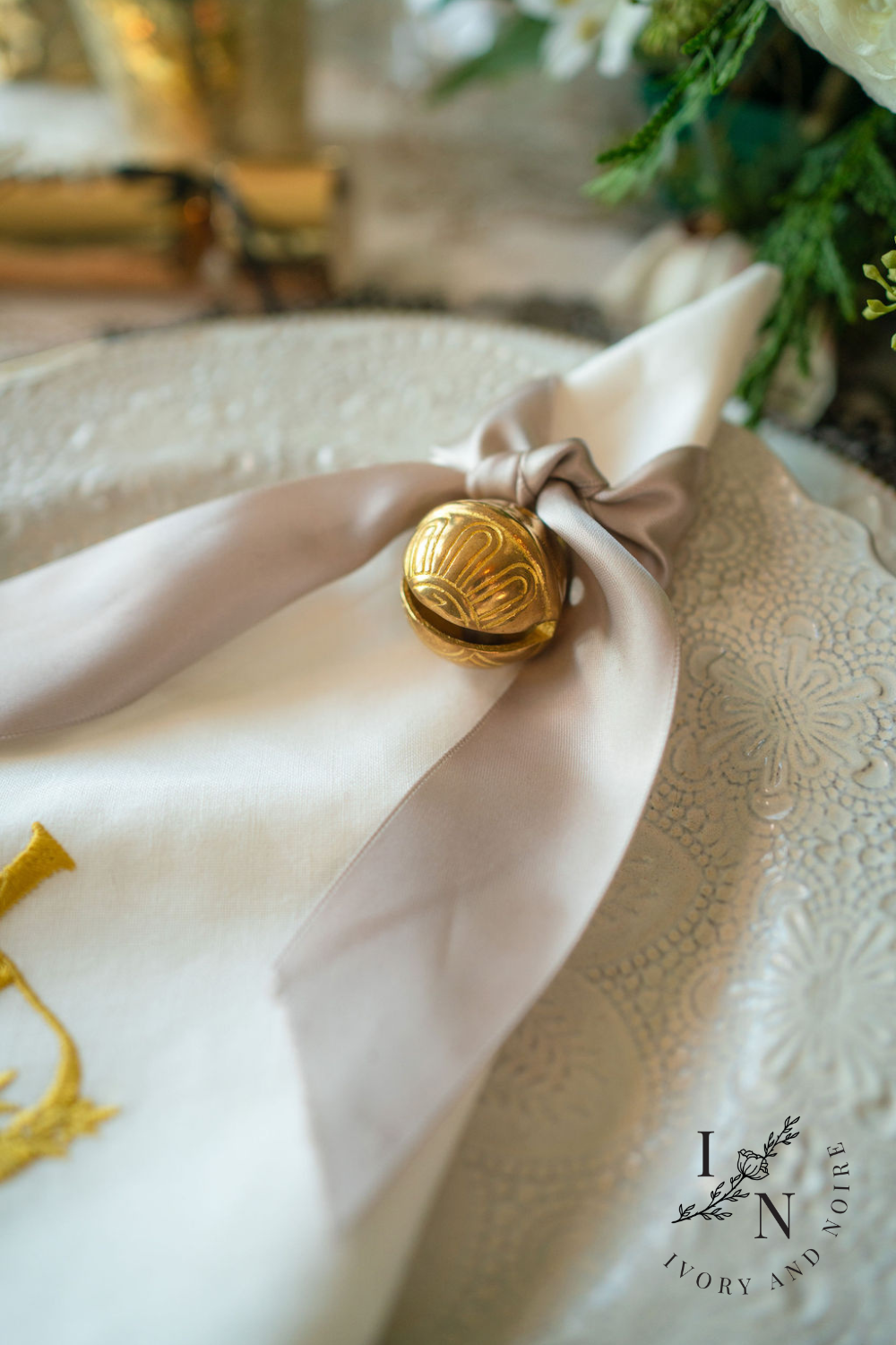 black and white christmas table