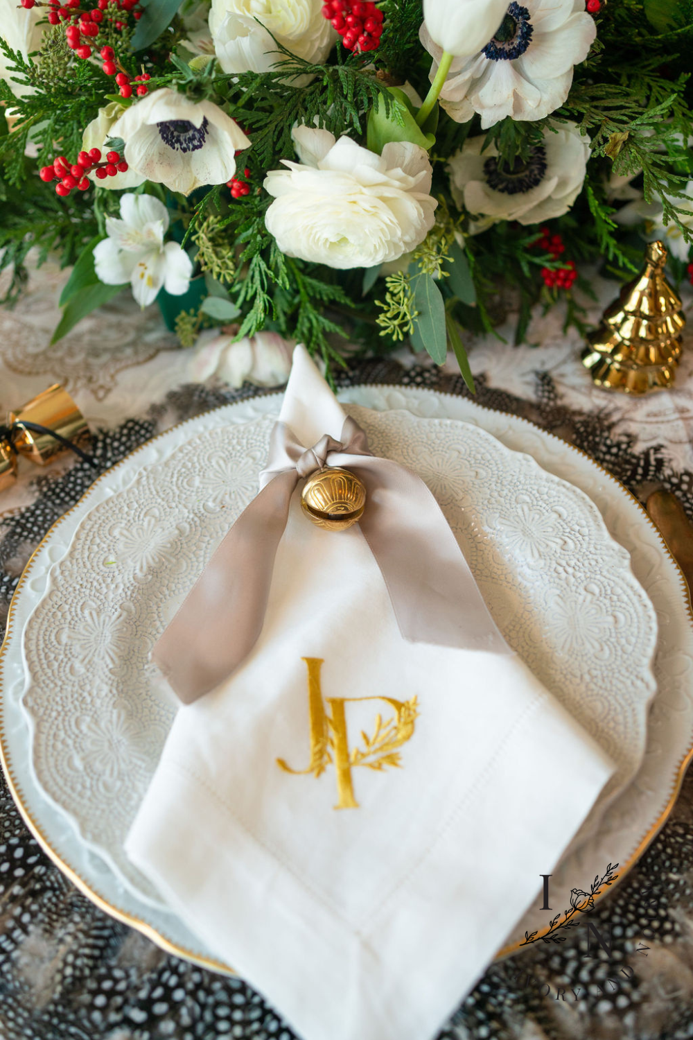 black and white christmas table
